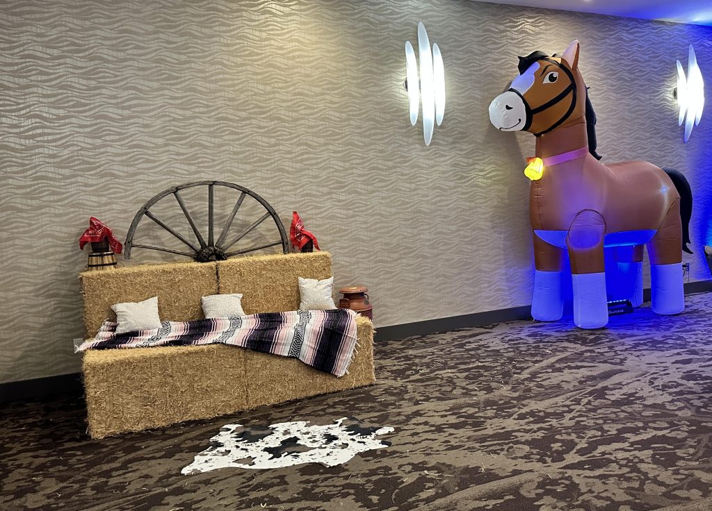 Western Party: Horse Inflatables Blow up